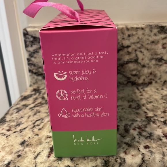 Nicole Miller lip scrub & applicator - Picture 4 of 5